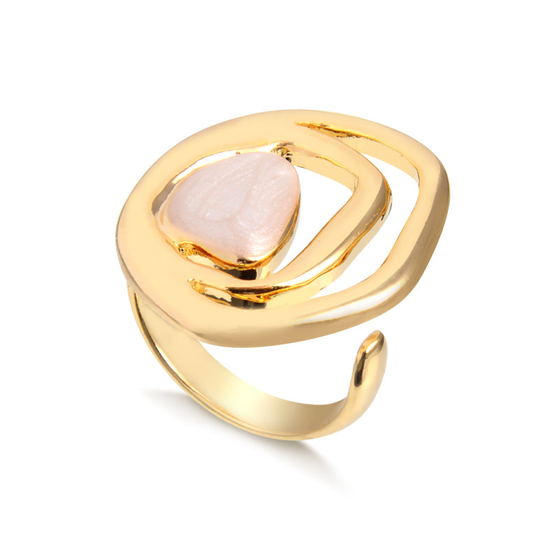 Anel oval vazado com resina nude com banho de ouro 18k