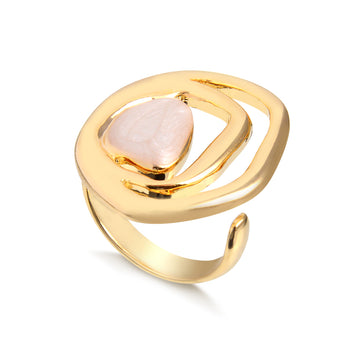 Anel oval vazado com resina nude com banho de ouro 18k