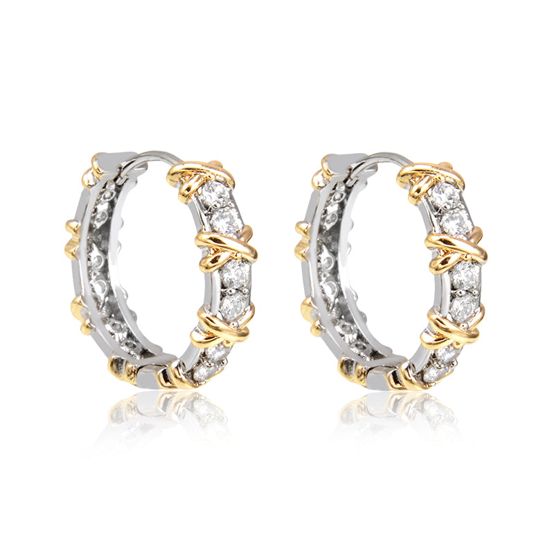 Brinco argola maior cravejada com detalhe X dourado e banho de ródio branco