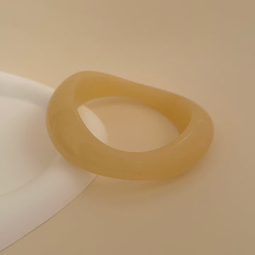 Pulseira bracelete resina creme ondulada