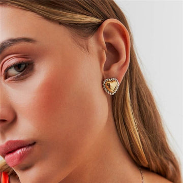 Brinco coração com entorno entrelaçado e mistura de banhos ouro 18k com ródio branco