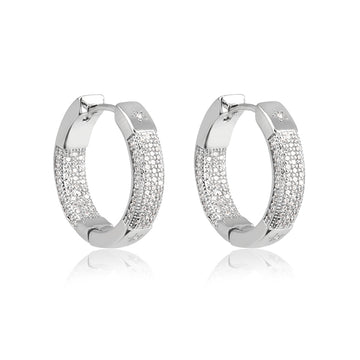 Brinco argola cravejada detalhe estrela com banho de ródio branco