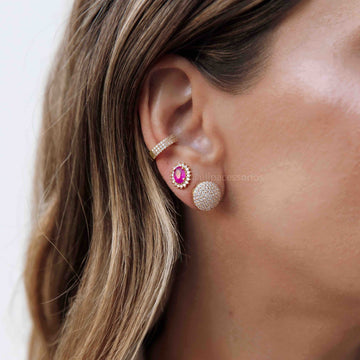 Brinco oval fucsia entorno cravejado dourado