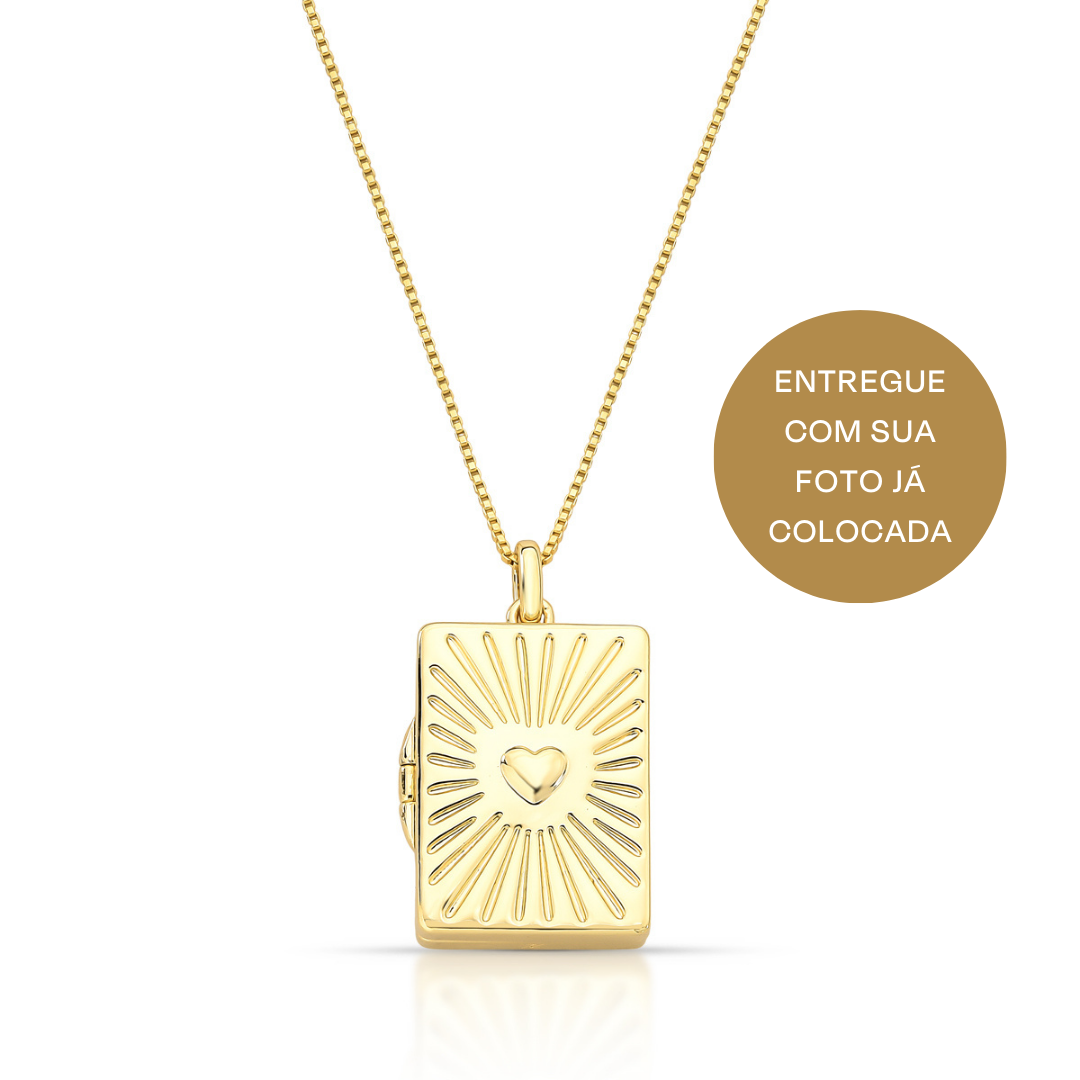 Colar relicário retângular coração com banho de ouro18k