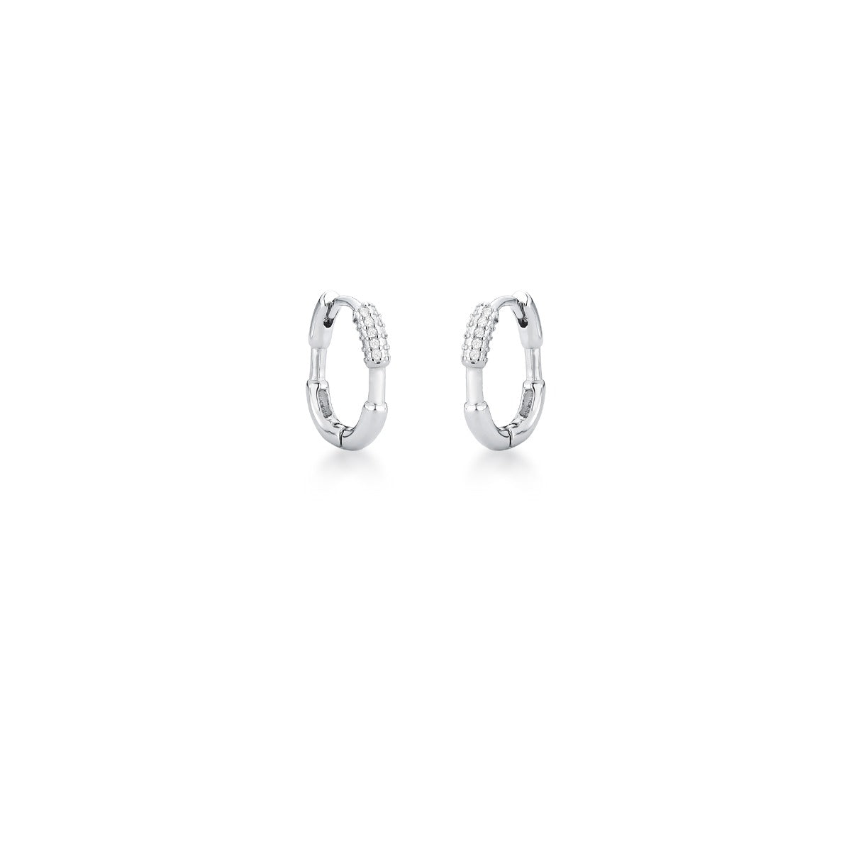 Brinco argola oval detalhe cravejado em ródio branco