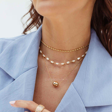 Colar choker pérolas intercaladas com banho de ouro 18k