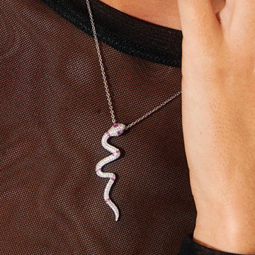 Colar snake cravejado com detalhe pink e banho ródio branco