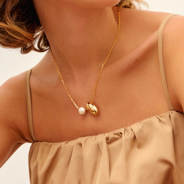 Colar oval liso e pérola dourado