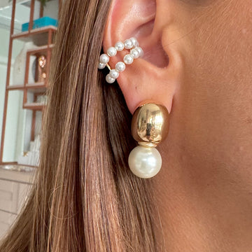 Brinco oval liso com pérola pendurada e banho de ouro 18k