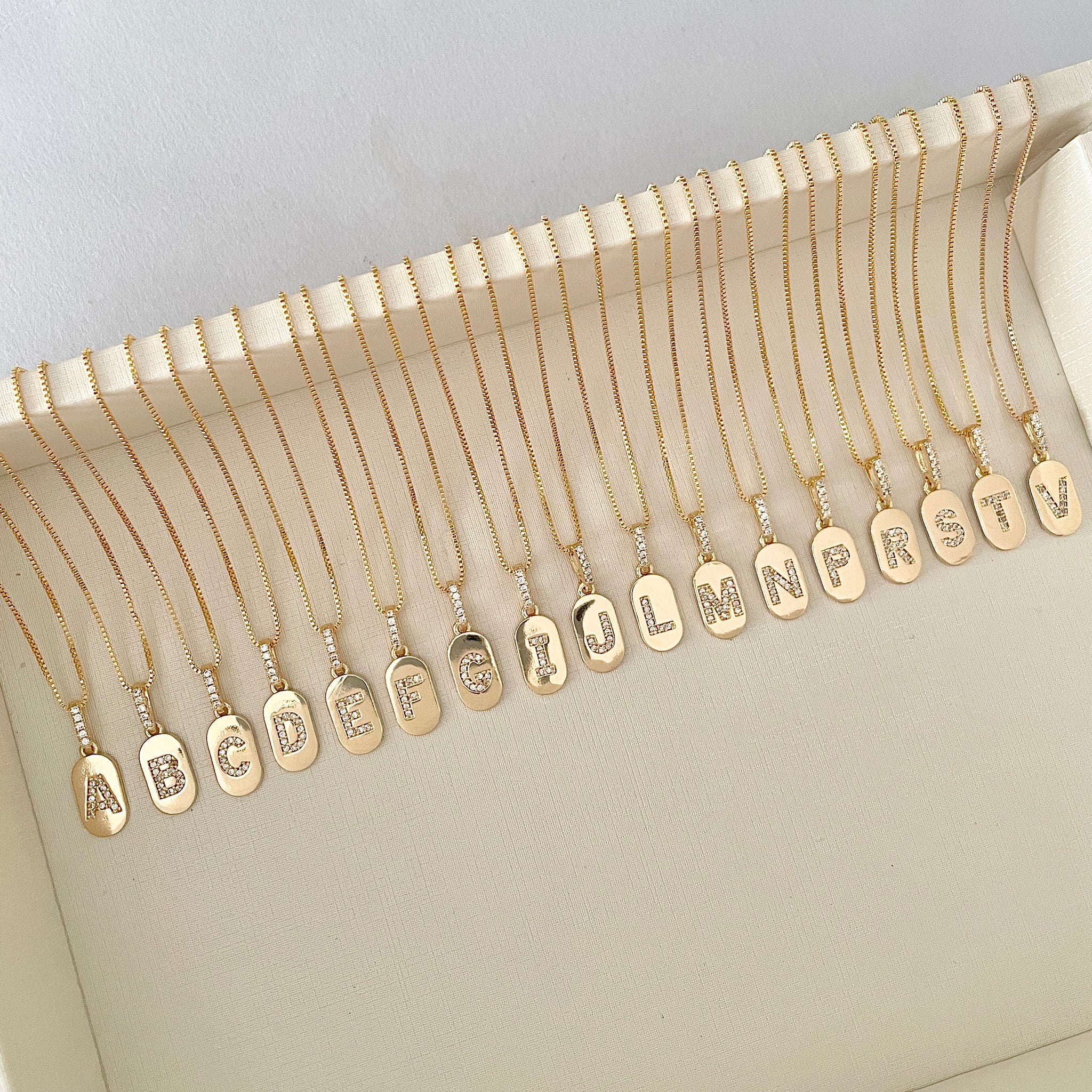 Colar pingente medalha letra com banho de ouro 18k