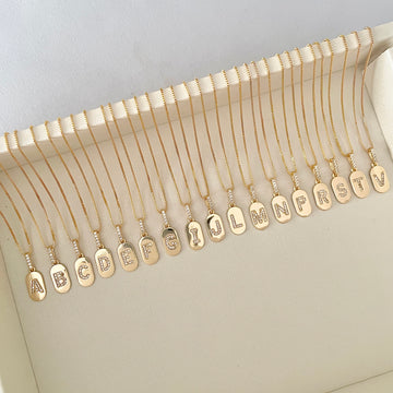 Colar pingente medalha letra com banho de ouro 18k