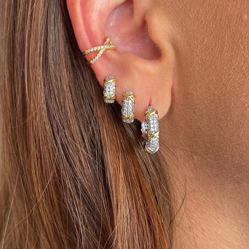 Brinco argola G cravejada com detalhe X dourado e banho de ródio branco