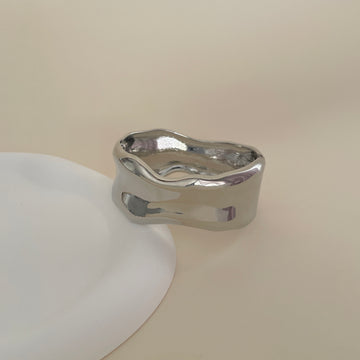 Pulseira bracelete largo orgânico liso com banho de ródio branco