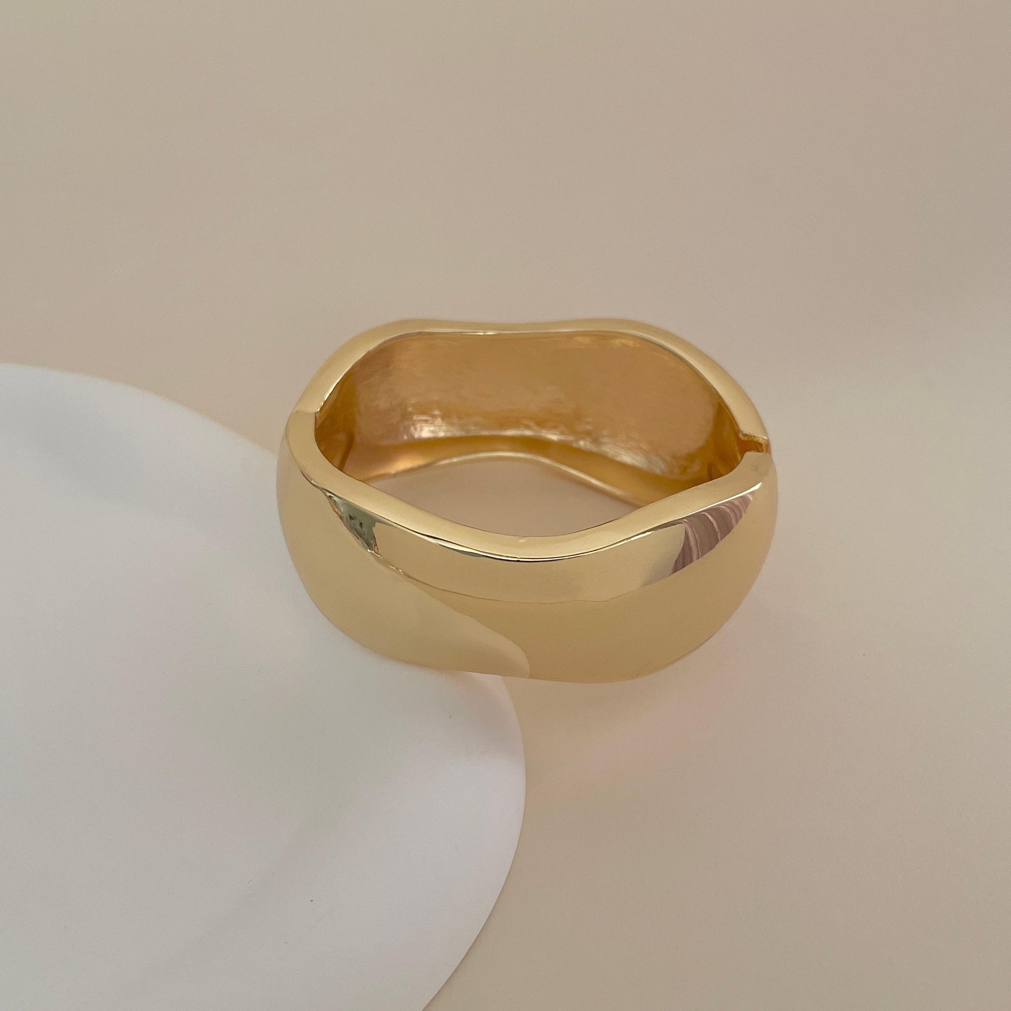 Pulseira bracelete largo liso com banho de ouro18k