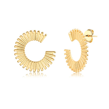 Brinco C frisado com banho de ouro 18k