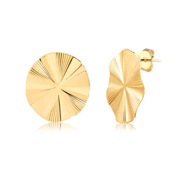 Brinco botão orgânico com detalhes frisados com banho de ouro 18k
