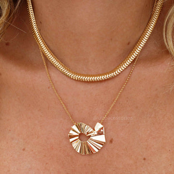 Colar organico vazado com banho de ouro 18k