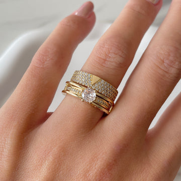 Anel aliança cravejada V com banho de ouro 18k