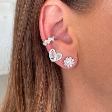 Brinco oval cravejado com zircônia cristal e banho de ródio branco