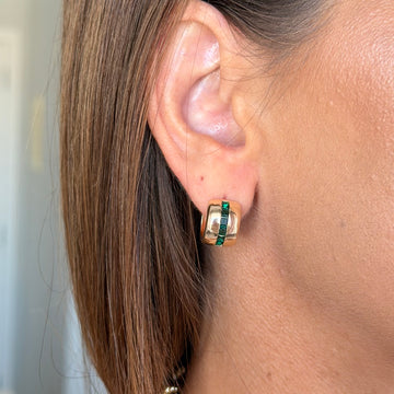 Brinco argola menor baguetes esmeralda com banho de ouro 18k