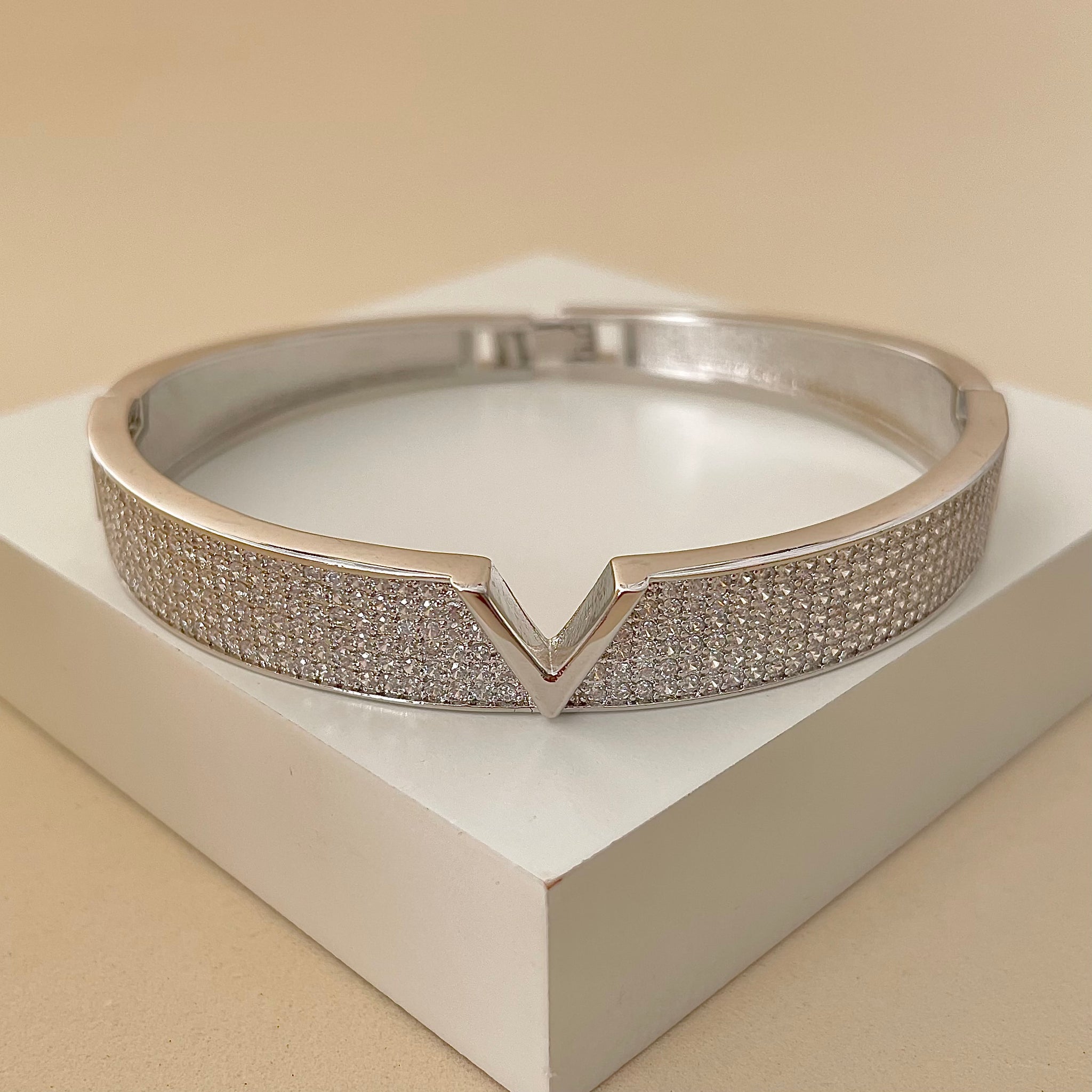 Pulseira bracelete inspired cravejada em ródio branco