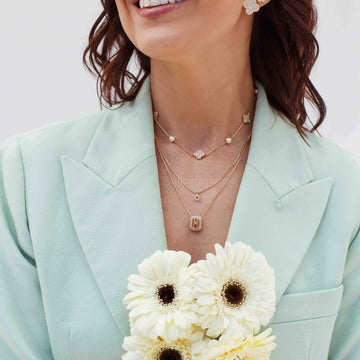 Colar mini gota cravejada vazada com banho de ouro 18k