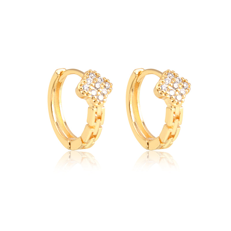 Brinco argola trevo cravejado com detalhe elos dourado