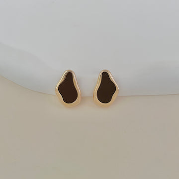 Brinco orgânico com resina marrom e banho de ouro 18k