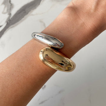 Pulseira bracelete envolvente mistura de banhos gota maior dourada