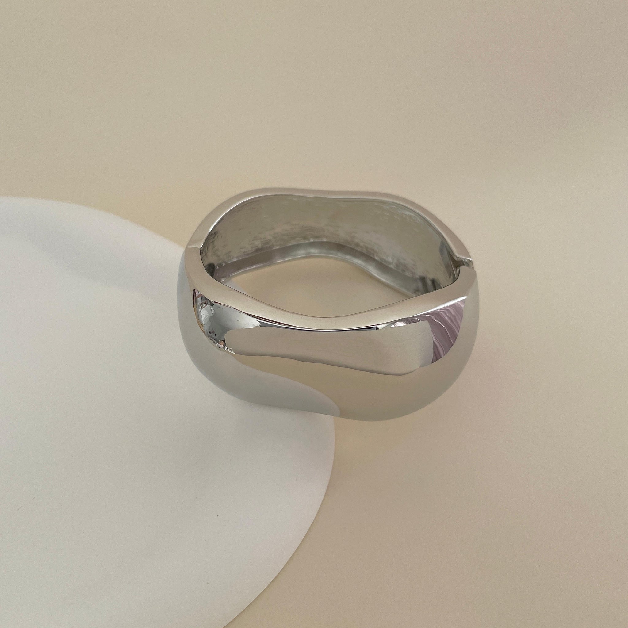 Pulseira bracelete largo liso com banho de ródio branco