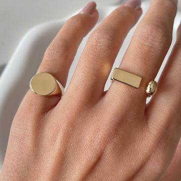 Anel quadrado largo aberto com esfera com banho de ouro 18k