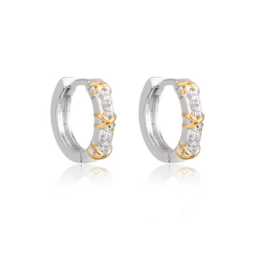 Brinco argola click inspired cravejada com detalhe X e banho de ródio branco com detalhes dourados
