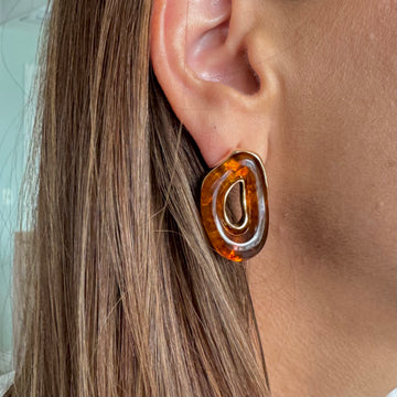 Brinco orgânico oval vazado com resina marrom e banho de ouro 18k