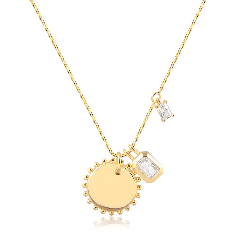 Colar longo medalha lisa e retângulo cristal com banho de ouro 18k