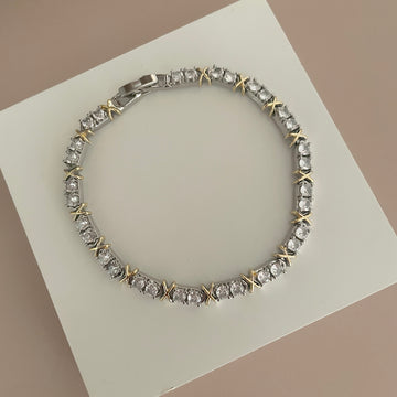 Pulseira riviera Antônia com detalhe em x menor dourado e banho de ródio branco