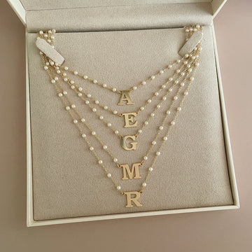 Colar com letra lisa e banho de ouro 18k