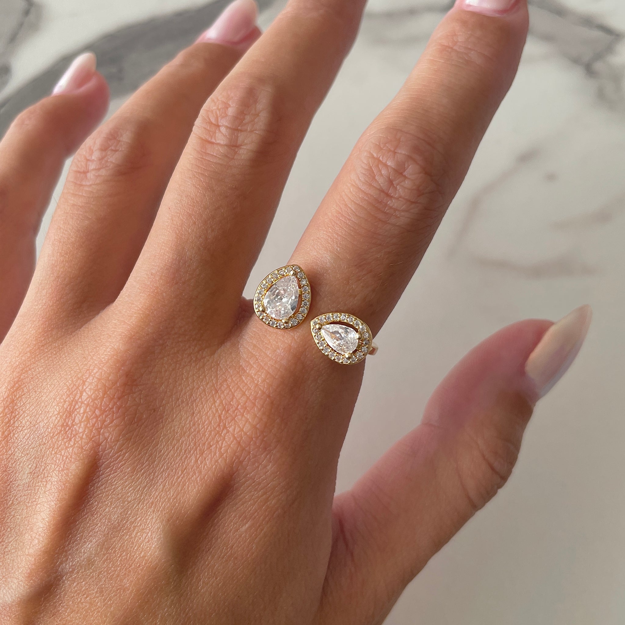 Anel 2 gotas cristal cravejado aberto com banho de ouro 18k