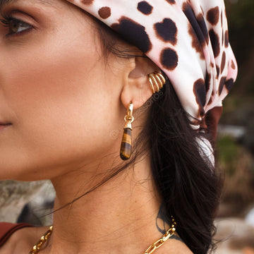 Brinco argola Isla maxi com pingente em pedra natural olho de tigre e banho de ouro 18k