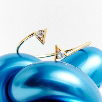 Pulseira bracelete V com ponto de luz com banho de ouro 18k
