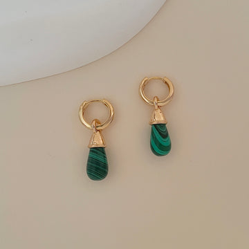 Brinco argola Isla mini com pingente em pedra natural malaquita e banho de ouro 18k