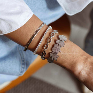 Pulseira bracelete liso com banho de ródio branco