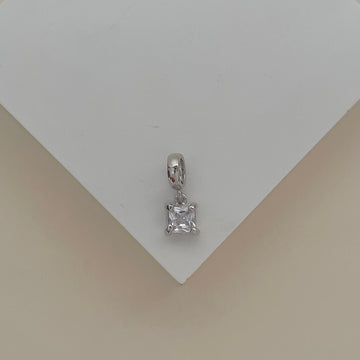 Pingente quadrado cristal com banho de ródio(pode ser utilizado com colar veneziana ou cordão baiano)