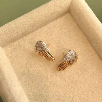 Brinco asa lisa e cravejada inspired com banho de ouro 18k