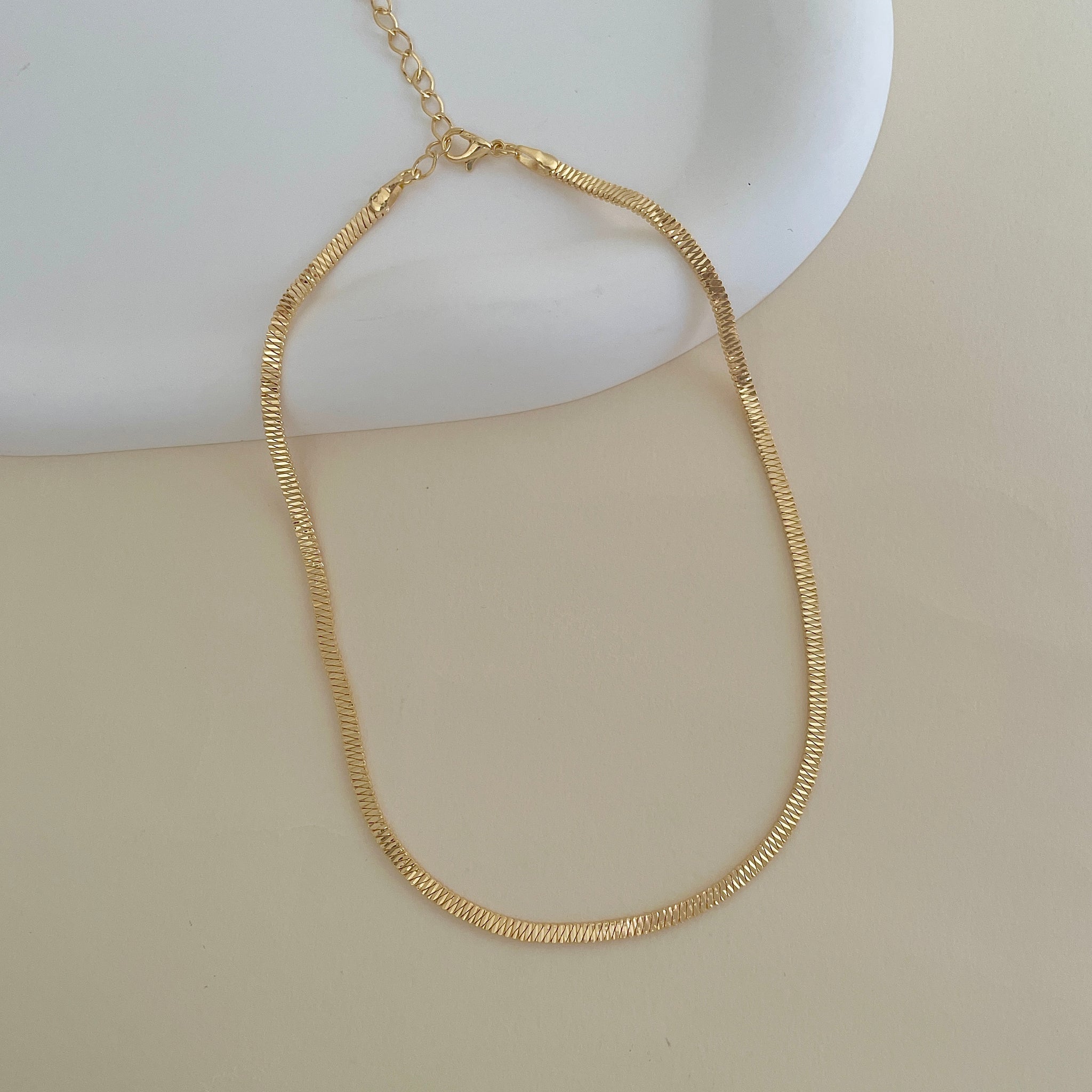 Colar choker laminada trabalhada com banho de ouro 18k