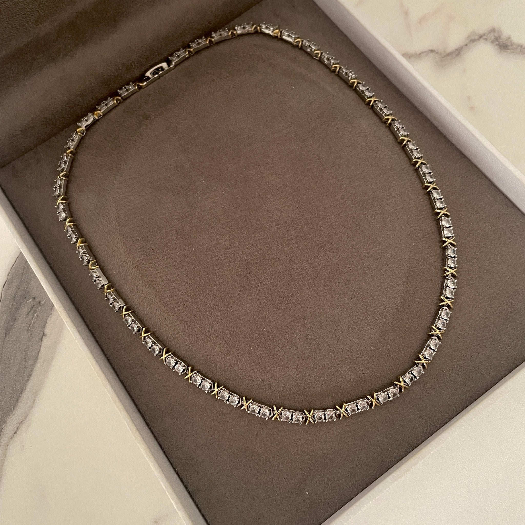 Colar riviera Antônia com detalhe x menor dourado e banho de ródio branco