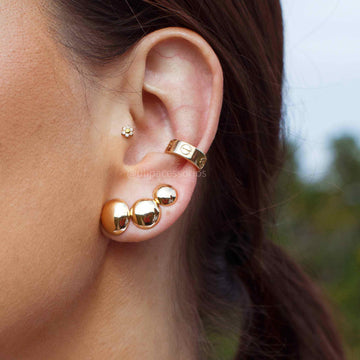 Brinco oval M com banho de ouro 18k