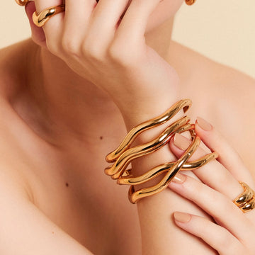 Pulseira bracelete liso ondulado dourado