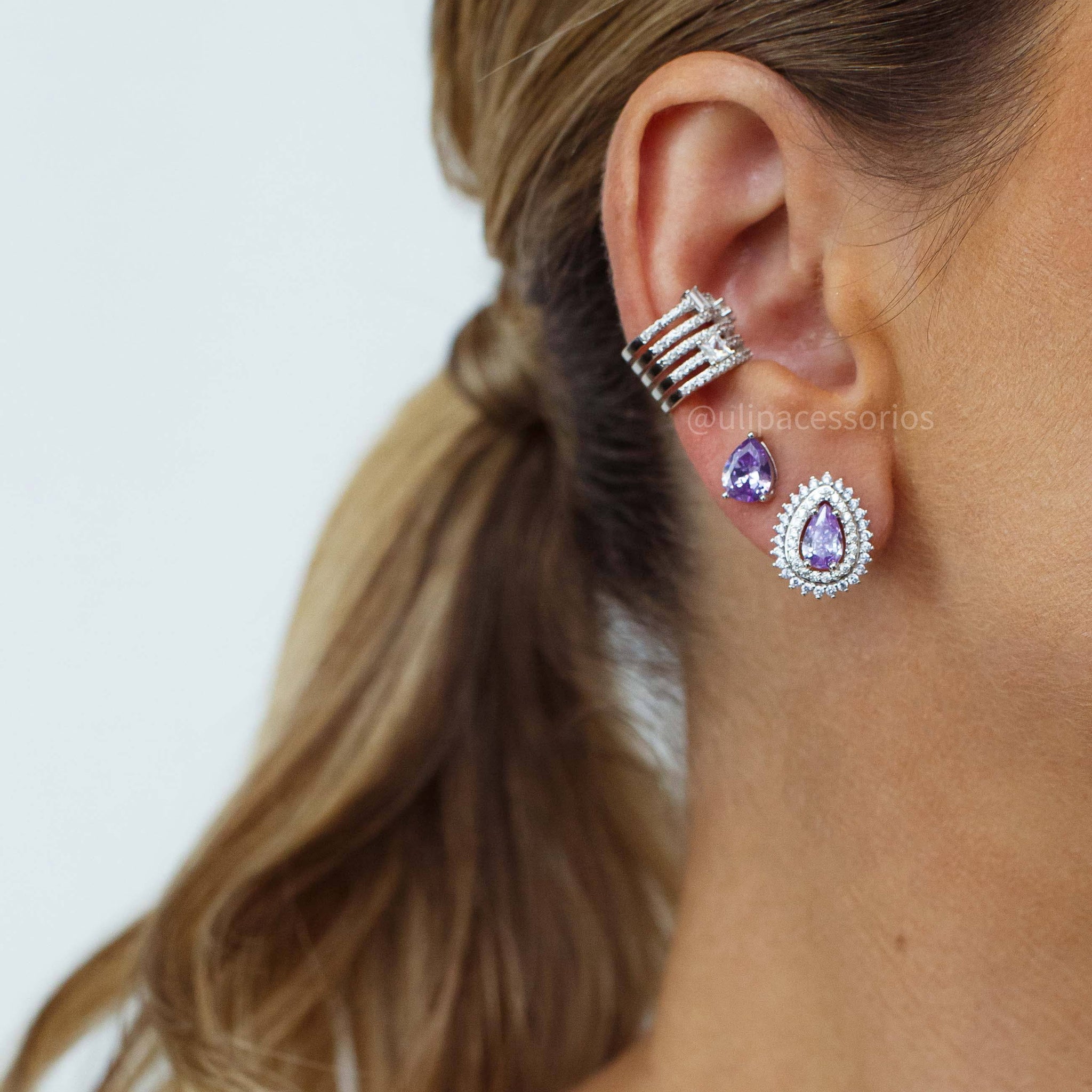 Brinco gota lavanda com cravação zircônia lavanda e cristal em ródio branco