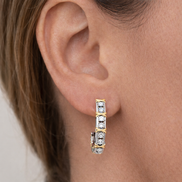 Brinco argola detalhe X alongada com tararra e banho de rodio brancho