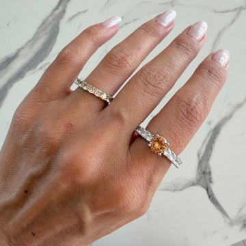 Anel meia aliança com oval champanhe e banho de ródio branco